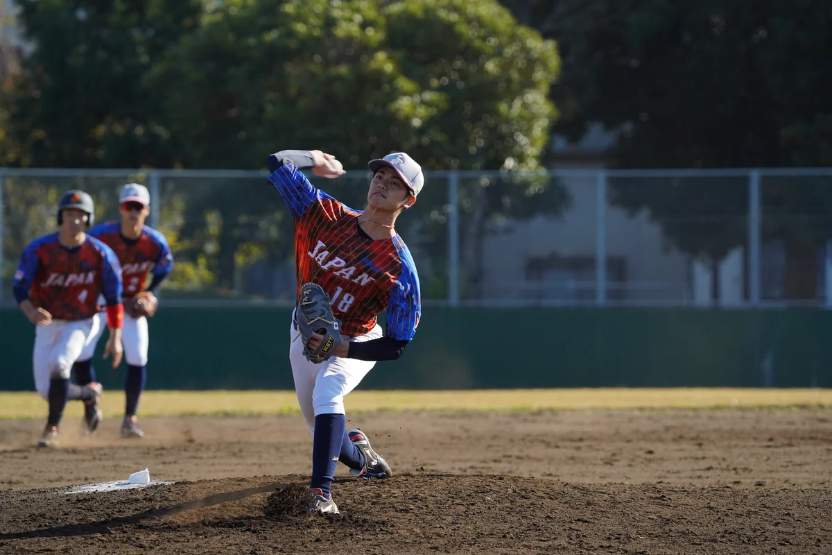 野球 JAPANのユニフォームで投球する投手